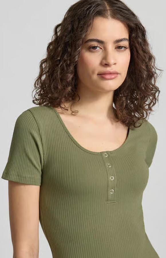 Pieces T-shirt met korte drukknoopsluiting model 'KITTE'