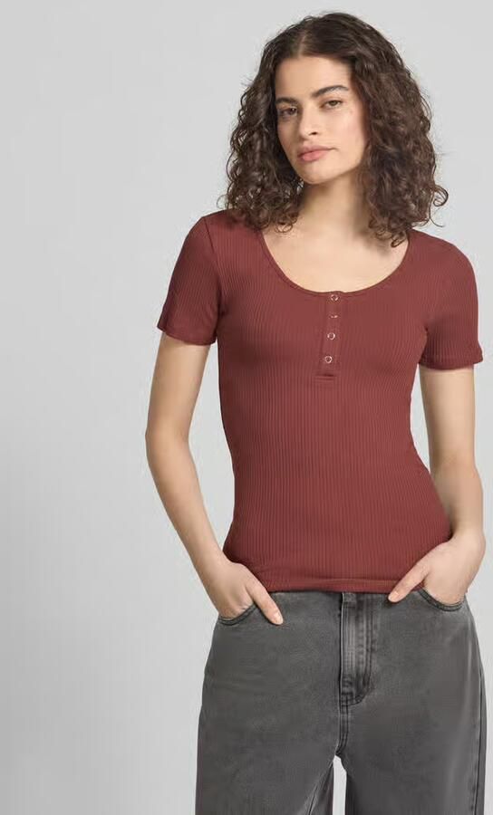 Pieces Slim fit T-shirt van katoenmix met kort drukknooppaneel model 'KITTE' - Foto 11