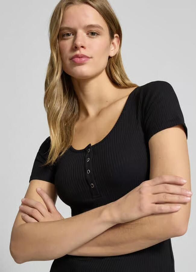 Pieces Slim fit T-shirt van katoenmix met kort drukknooppaneel model 'KITTE' - Foto 5