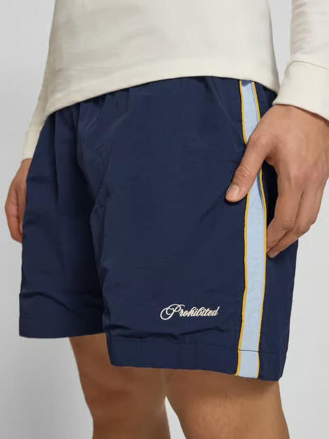 PROHIBITED Korte broek met labelstitching model 'Slipstream'