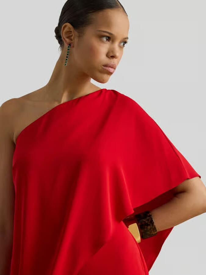 Lauren Ralph Lauren shaped fit jumpsuit met zacht vallende cape-overlay.