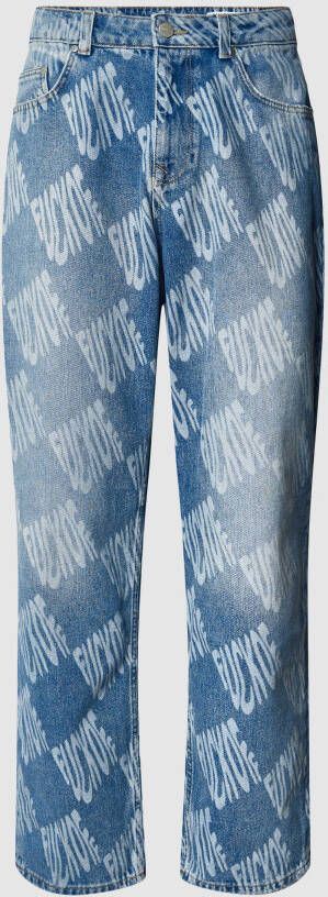 REVIEW Jeans met all-over print