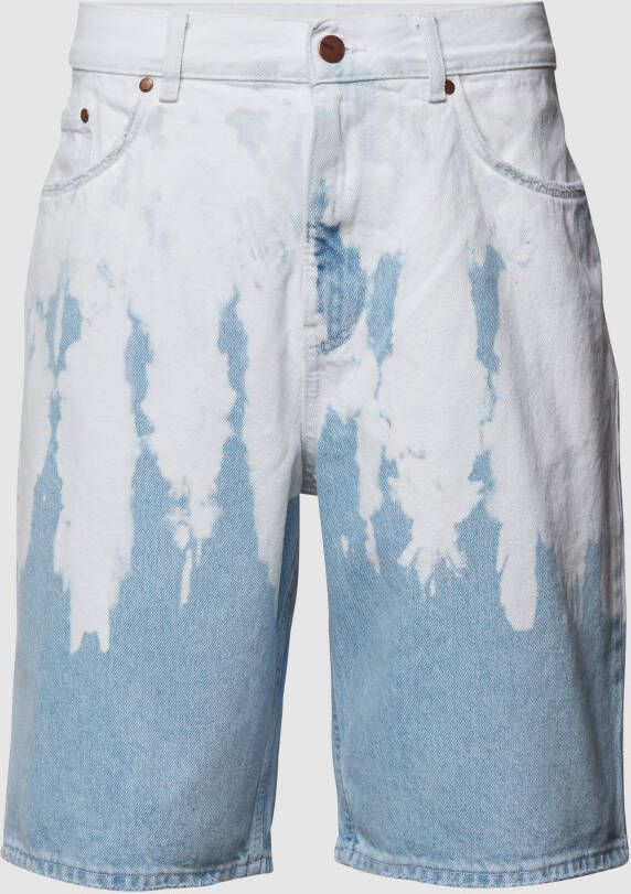 REVIEW Korte jeans met kleurcontrasten
