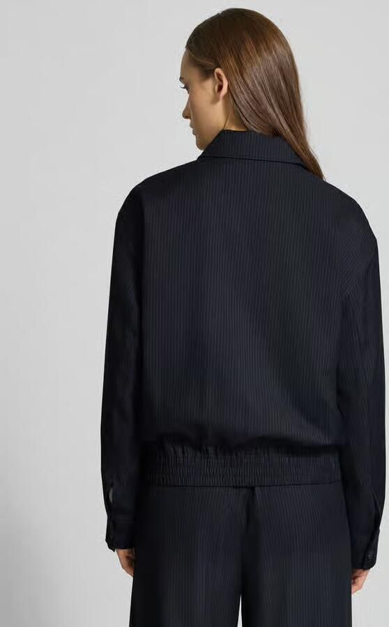 REVIEW Casual blousonjack met krijtstrepen