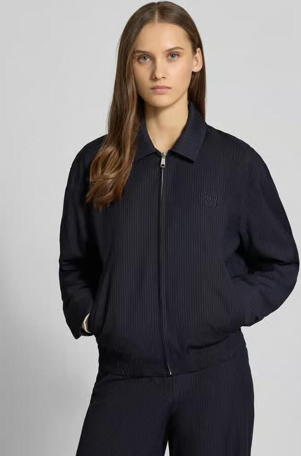 REVIEW Casual blousonjack met krijtstrepen - Foto 4