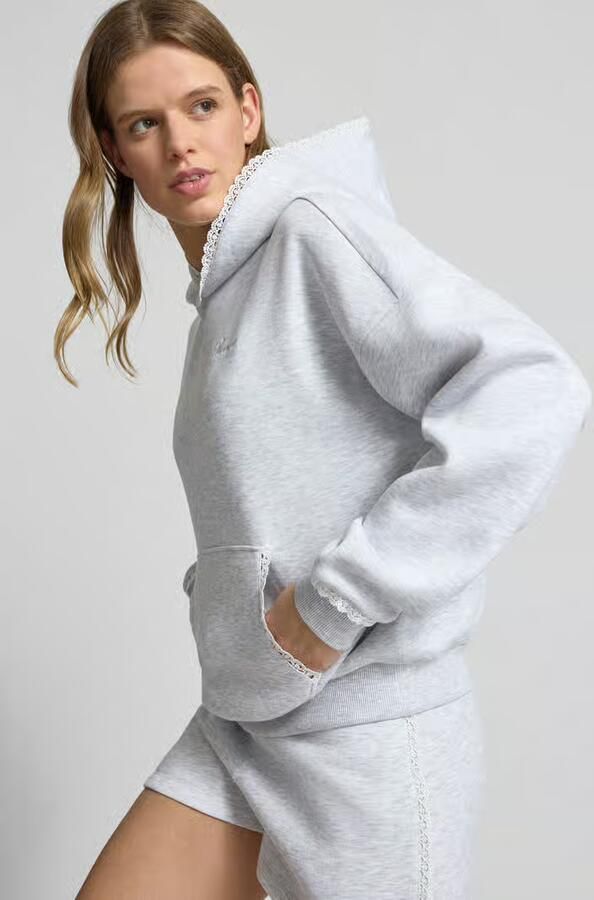 REVIEW Hoodie met kanten randen aan capuchon kangoeroezak en mouwboord