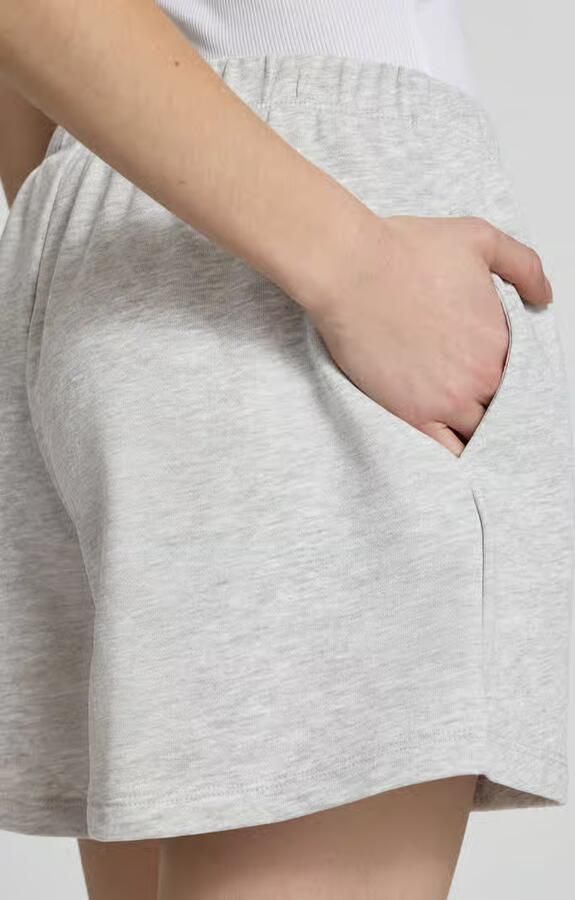 REVIEW Korte sweatshorts met borduursel