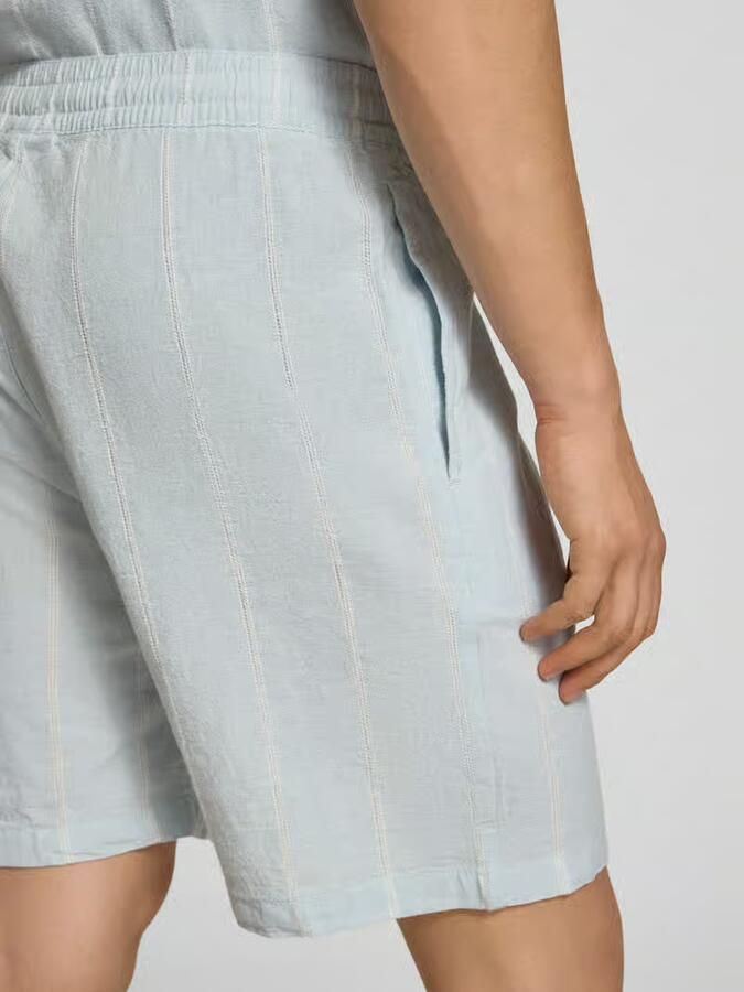 REVIEW Linnen short met gestikt logo