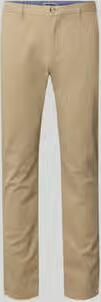 REVIEW Nauwsluitende Chino met recht silhouet en middelhoge taille