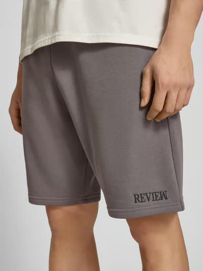 REVIEW regular fit sweatshorts met labelstitching