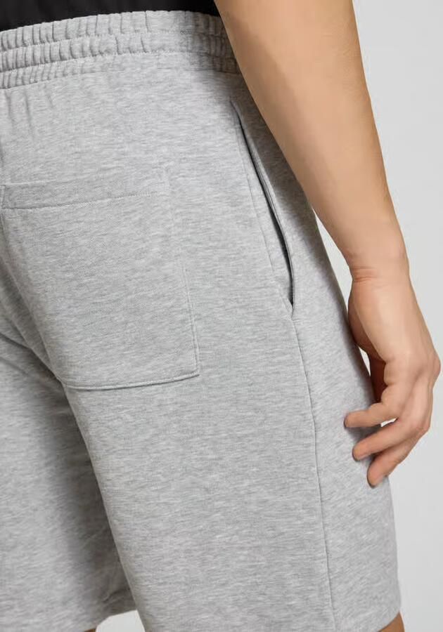 REVIEW regular fit sweatshorts met labelstitching