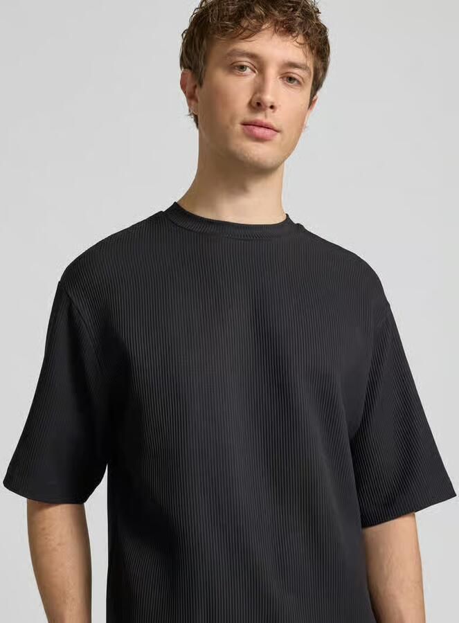 REVIEW regular-fit T-shirt in plissélook