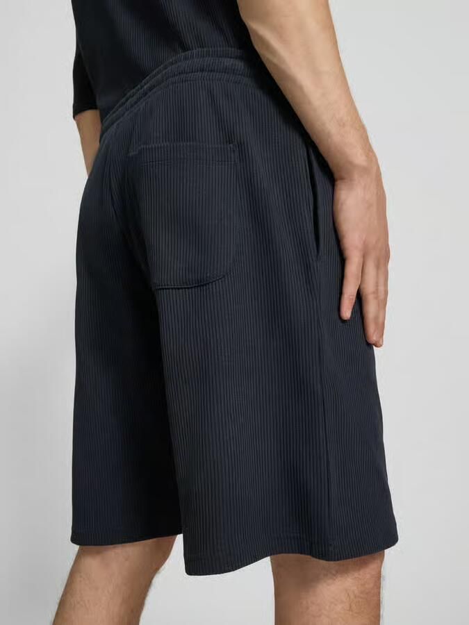 REVIEW straight fit sweatshorts met structuurpatroon