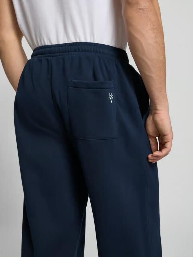 REVIEW Sweatbroek met bies en varsiety-emblemen