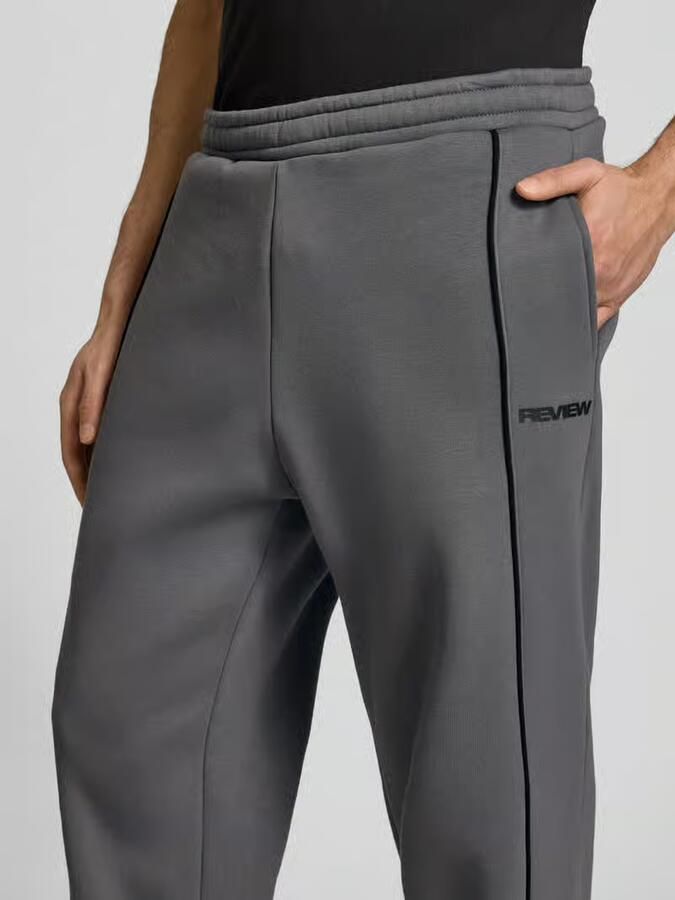 REVIEW Sweatpants met elastische tailleband en logo