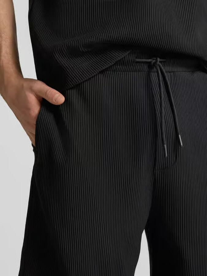 REVIEW Sweatshorts in met plissés look met elastische band