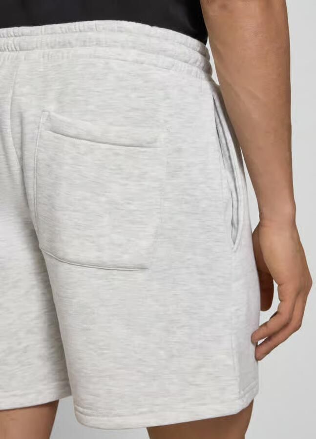 REVIEW Sweatshorts met achterzak en gestikt logo
