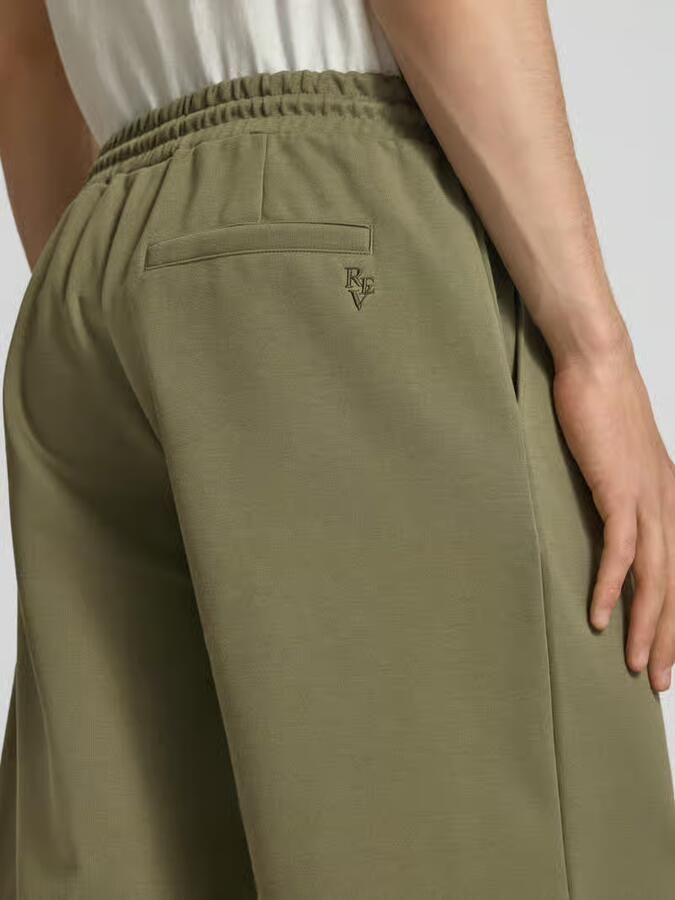 REVIEW Sweatshorts met elastische band en siernaden