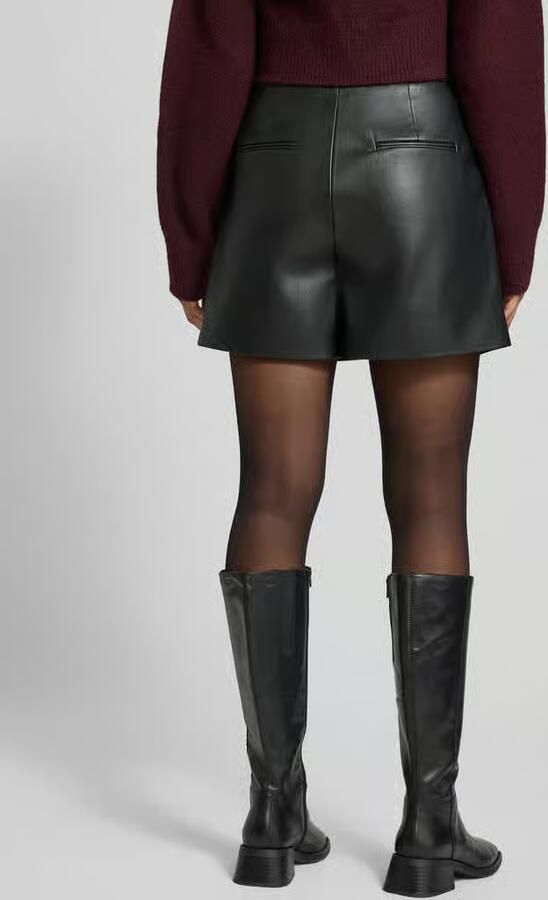 Rich & Royal Korte broek in leerlook met achterzakken - Foto 4