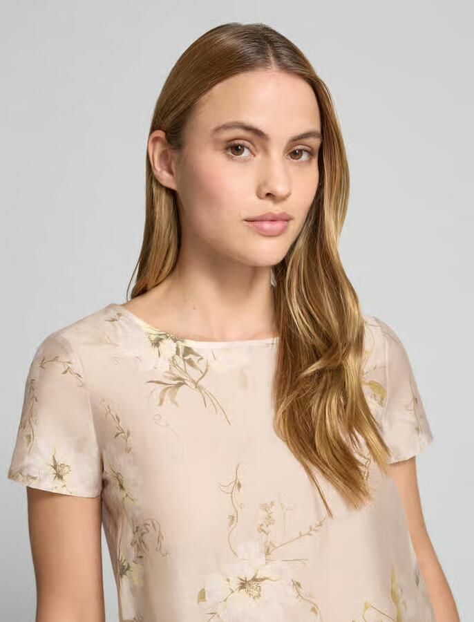 RINASCIMENTO Blouseshirt met ronde hals en afgeronde zoom