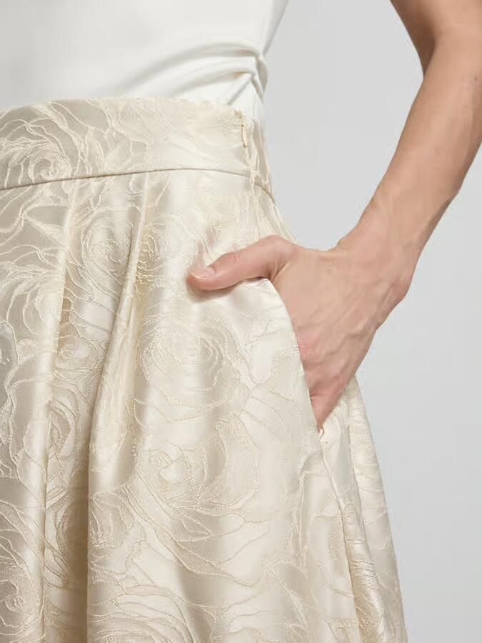 RINASCIMENTO Midirok van satijn met steekzakken
