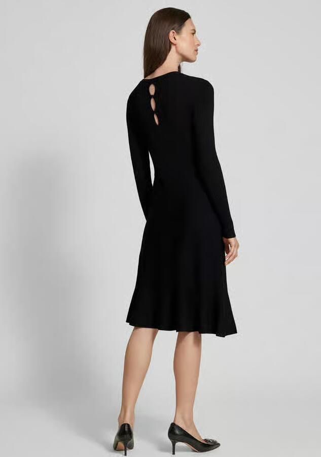 ROBE LÉGÈRE Knielange gebreide jurk met V-hals