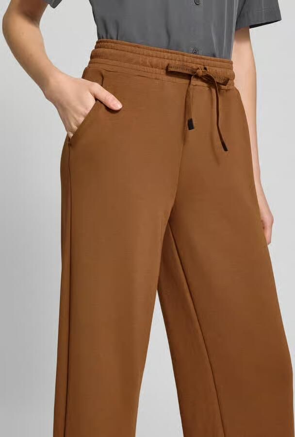 Soyaconcept wide fit sweatpants in verkorte pasvorm model 'Banu'