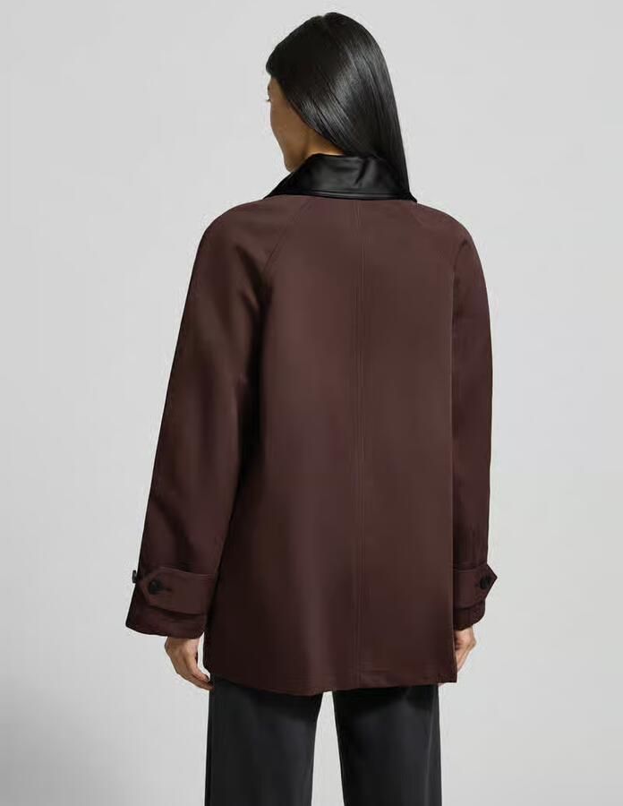 Staud Trenchcoat met platte kraag en blinde knoopsluiting