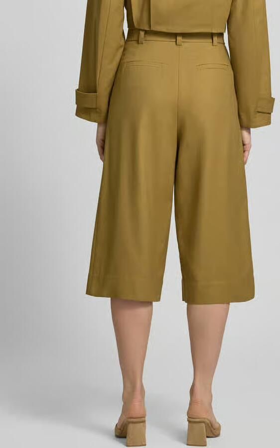 Style Icon Collection Bermuda s van mix van katoen en linnen met riem curated by Anna Schürrle