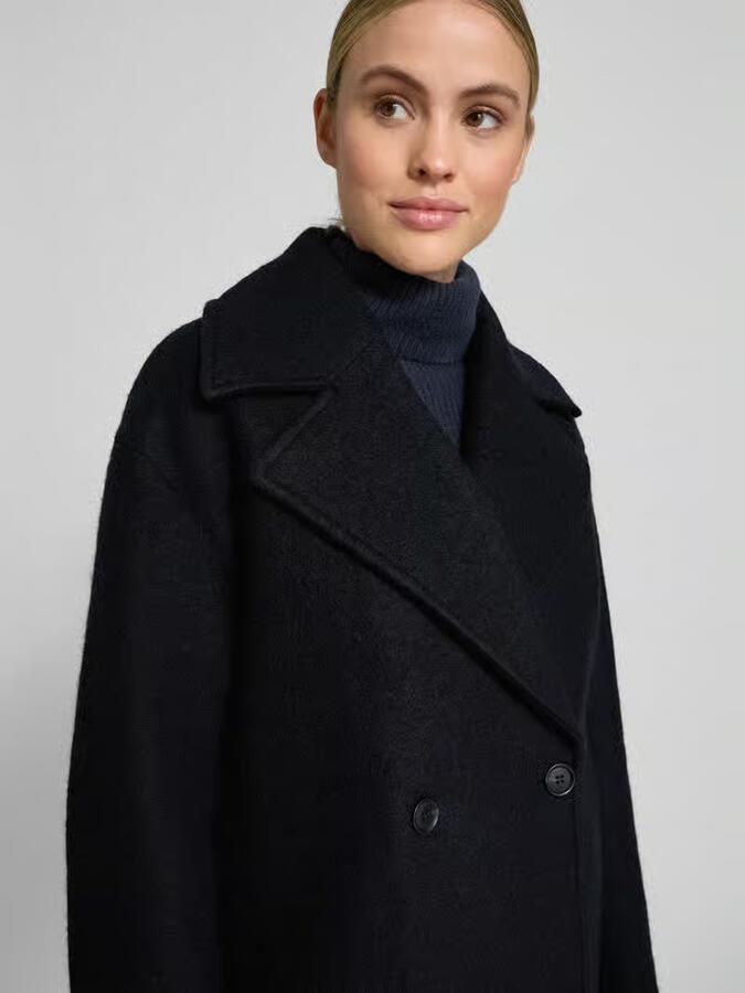 Style Icon Collection Oversized korte trenchcoat van wolmix curated by Maja Weyhe