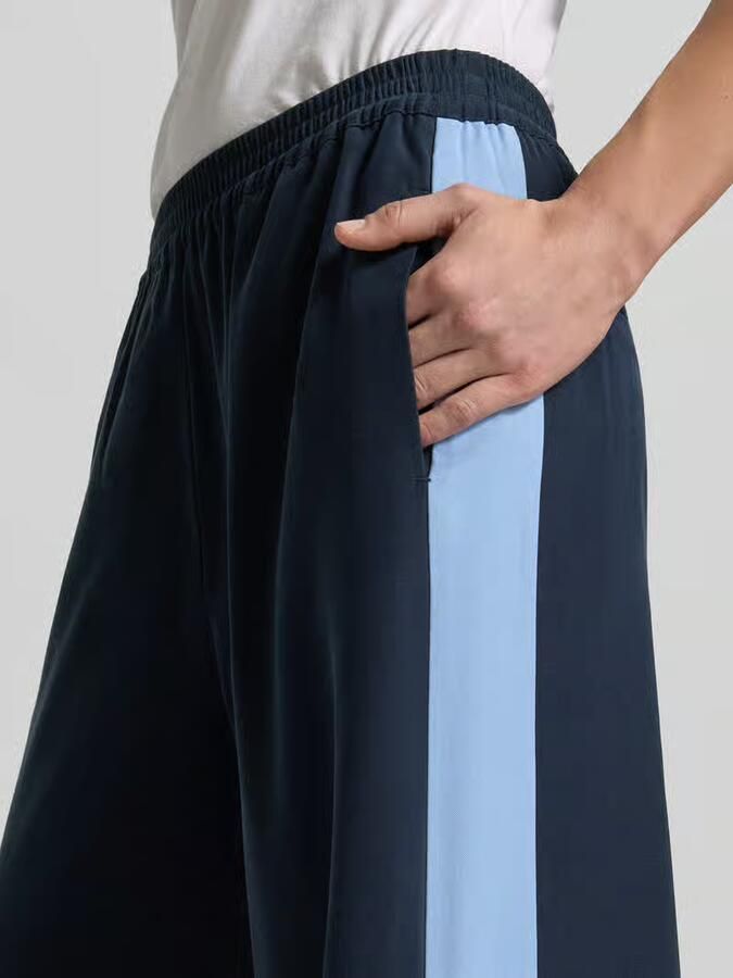 Style Icon Collection Vloeiende broek van viscose met contraststrepen curated by Tinvcb