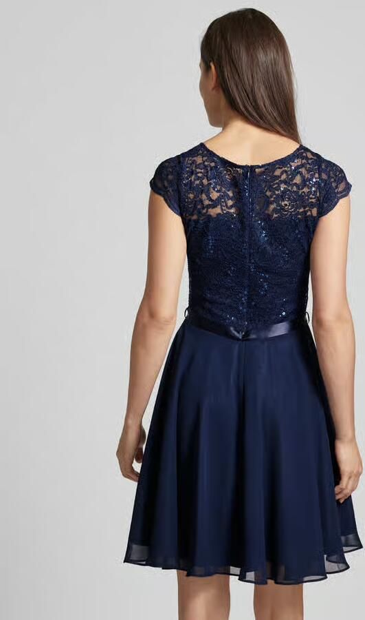 Swing Cocktailjurk van gebloemd kant en chiffon