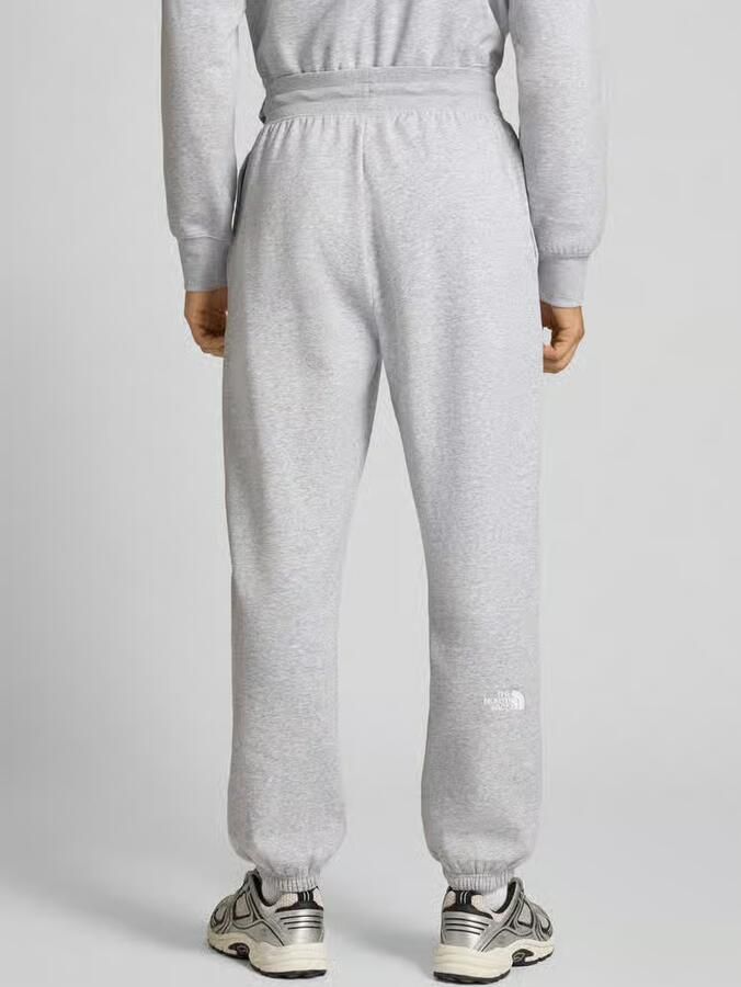 The North Face Regular fit sweatpants met labelstitching