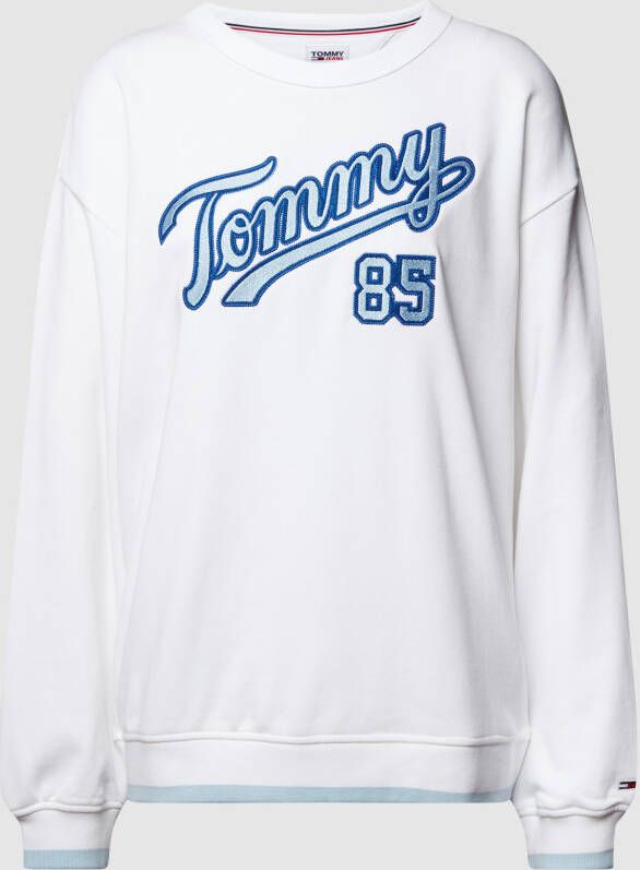 TOMMY JEANS Sweater TJW RLX COLLEGIATE 85 SCRPT CREW (1-delig)