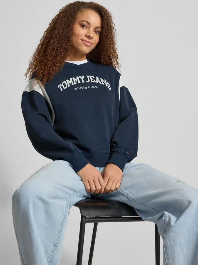 Tommy Jeans Boxy fit sweatshirt van katoenmix model 'VARSITY CREW' - Foto 2