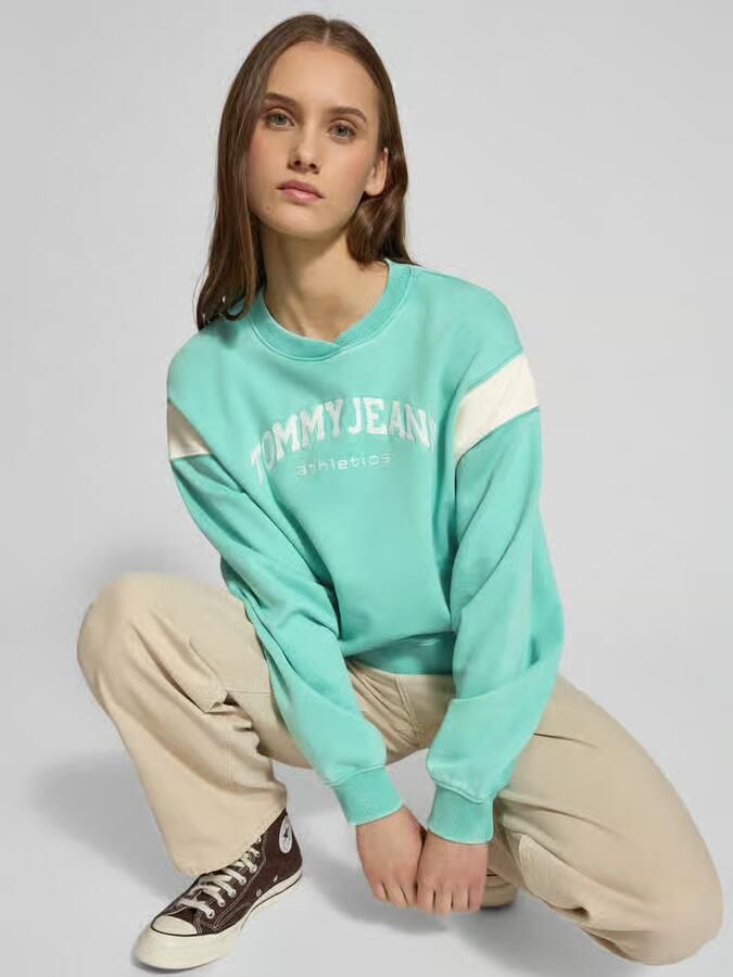 Tommy Jeans Boxy fit sweatshirt van katoenmix model 'VARSITY CREW' - Foto 2