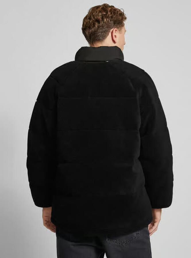 TOMMY JEANS Fleecejack TJM POLY TEDDY PUFFER EXT geborduurd merkembleem op borsthoogte - Foto 4