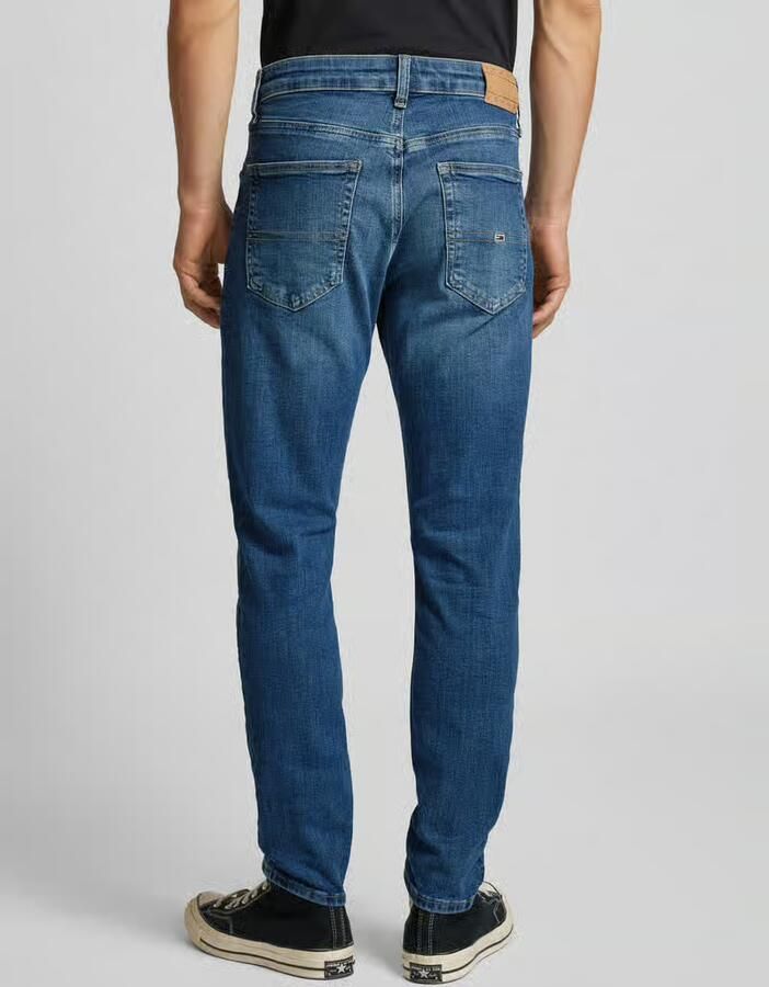 TOMMY JEANS Slim fit jeans AUSTIN SLIM TAPERED naar de enkel toe smaller wordende jeans met gemiddelde taillehoogte