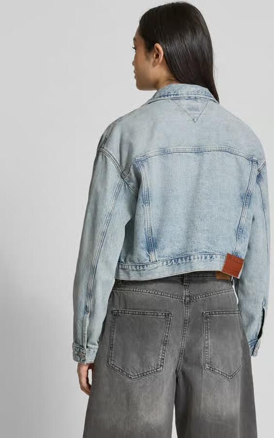 TOMMY JEANS jack OVSZ CROP TRUCKER JACKET BI6012 met korte snit in blauwe was met borstzakken - Foto 14