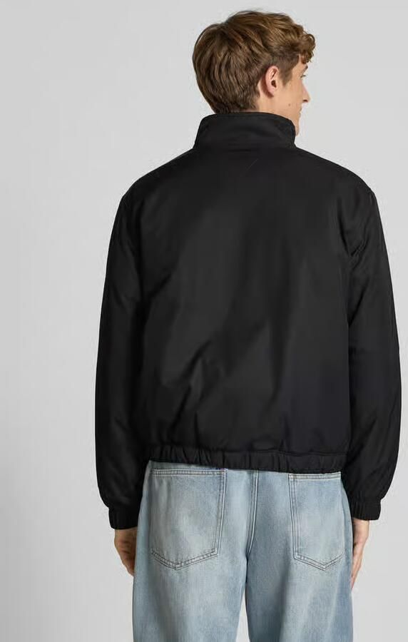 TOMMY JEANS Blouson TJM ESSENTIAL PADDED JACKET EXT Vrijetijdsjas overgangsjas glanzend stretch manchetten opstaande kraag - Foto 14
