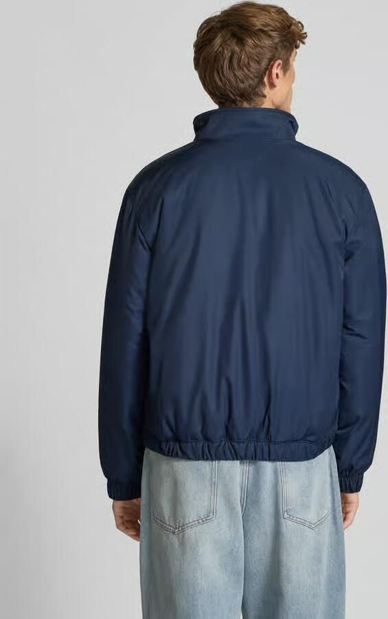 TOMMY JEANS Blouson TJM ESSENTIAL PADDED JACKET EXT Vrijetijdsjas overgangsjas glanzend stretch manchetten opstaande kraag - Foto 12