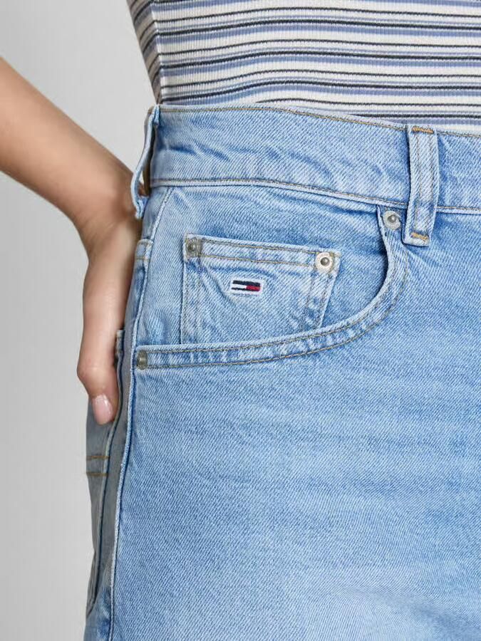 TOMMY JEANS Short MOM SHORT BI0112 met logo-badge in blauwe wassing - Foto 2