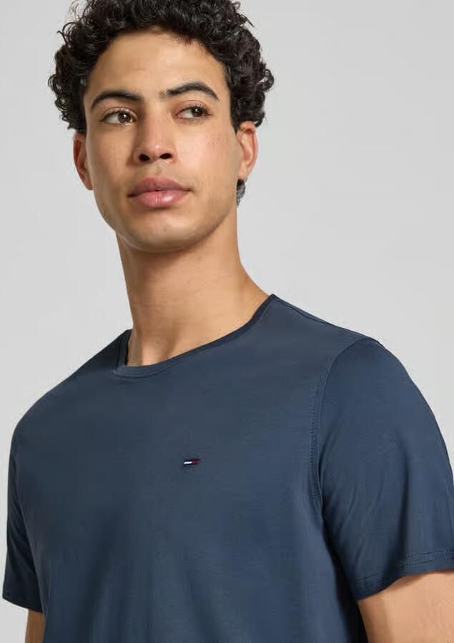 TOMMY JEANS T-shirt TJM ORIGINAL JERSEY V NECK TEE met v-hals en subtiele logo-vlag - Foto 7