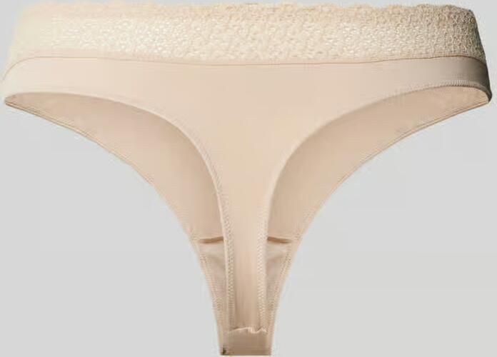 Triumph String met kantgarnering