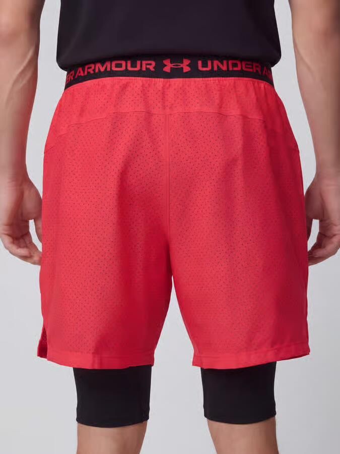 Under Armour relaxed fit sportshorts in dubbele-laagjeslook