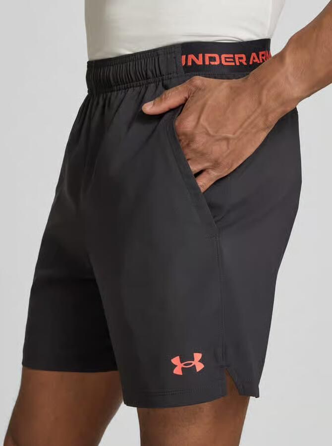 Under Armour Shorts met logo en steekzakken