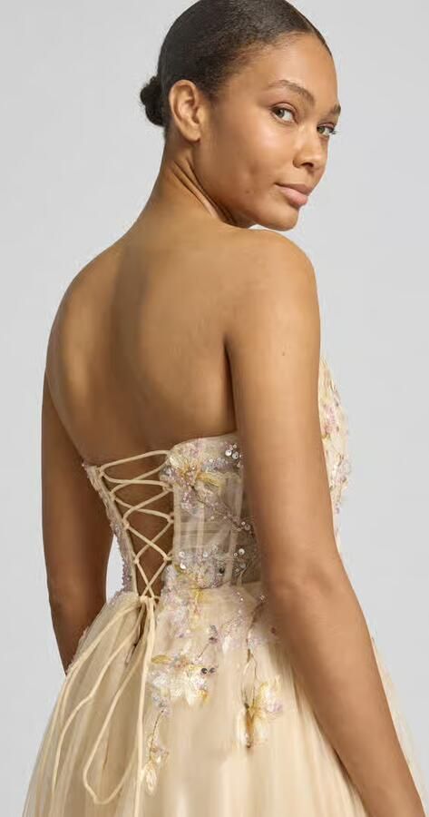 Unique Avondjurk met bloemrijke stitching