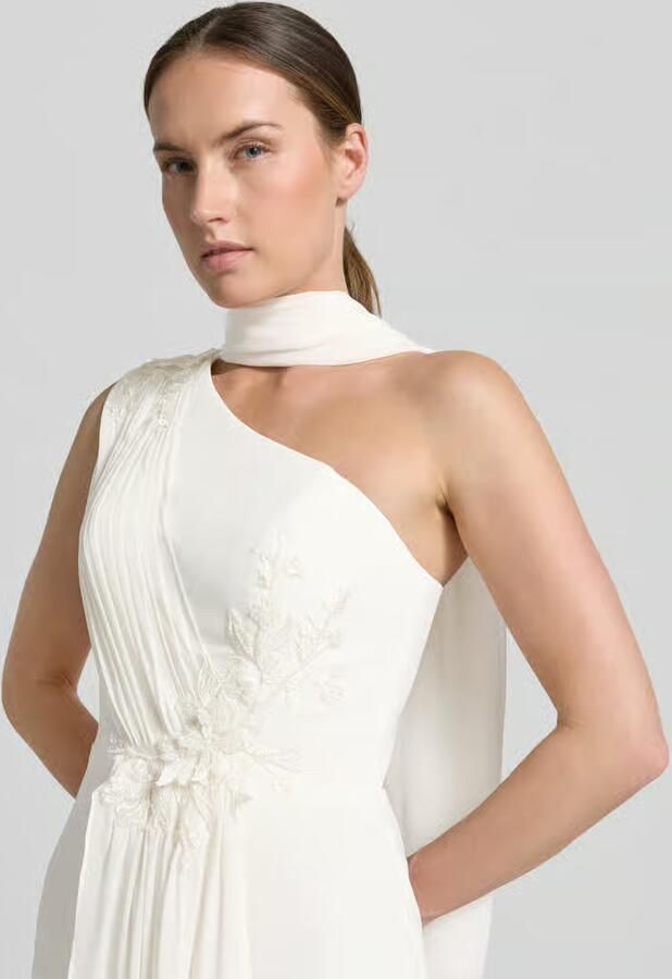 Unique maxi-jurk in one-shoulder look