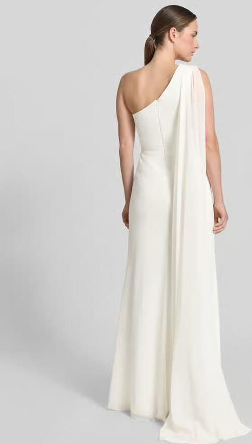 Unique maxi-jurk in one-shoulder look