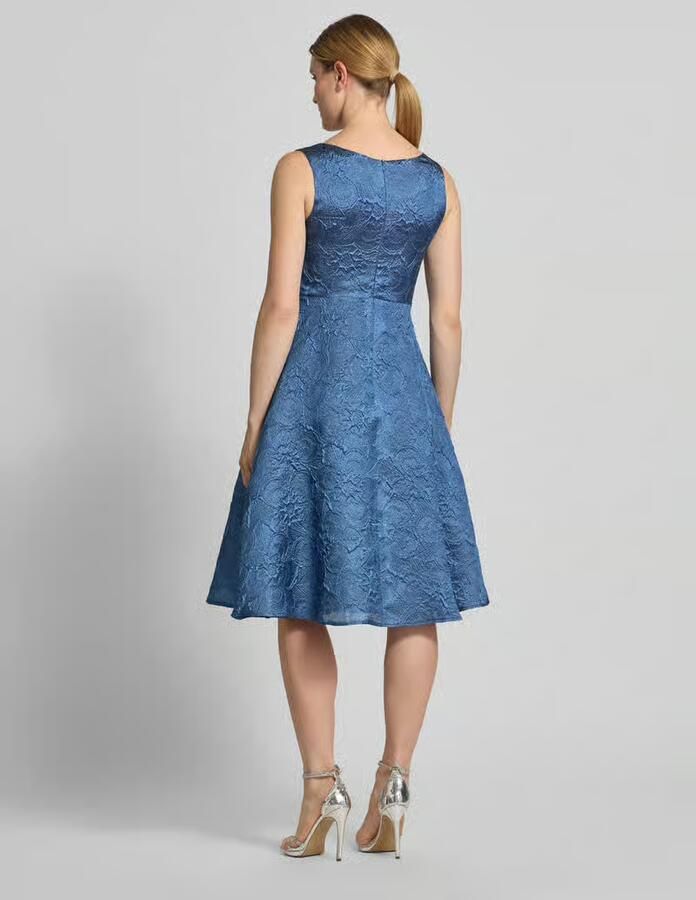 Vera Mont cocktailjurk met structuurpatroon en V-hals